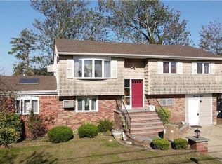 23 S Bay Pl, Massapequa, NY 11758