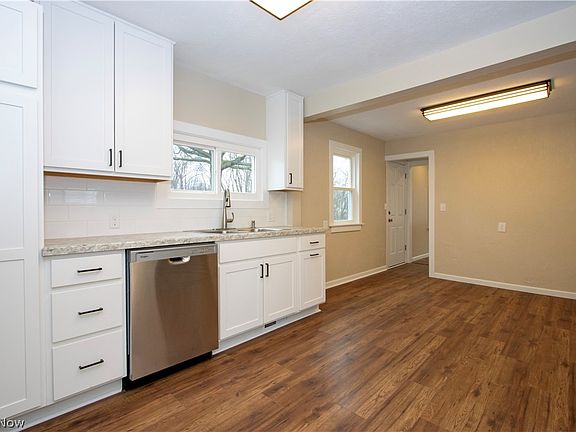 5th image of 145 Meadowvale Ave