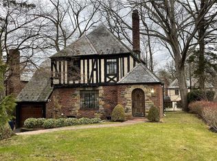 35 Rolling Hill Rd, Manhasset, NY 11030