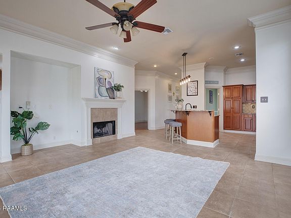 3rd image of 1001 Southlake Cir