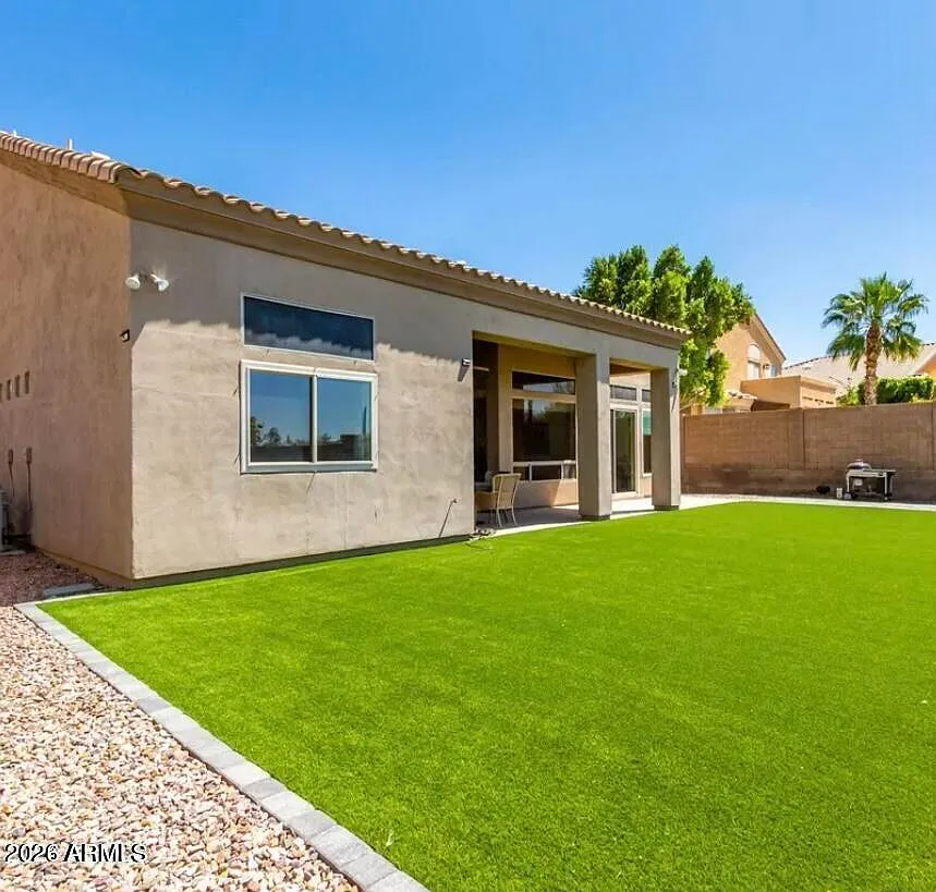 4 bed, 2.0 bath, 2377 sqft, $2,995 — Photo 2
