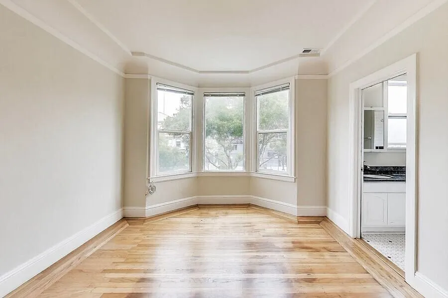 Brand Newly Updated 4 Bedroom Victorian Flat On Masonic! — Photo 3