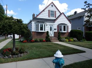 558 N 11th St, New Hyde Park, NY 11040