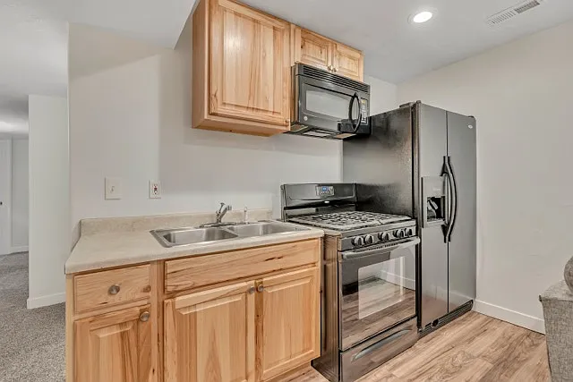3 bed, 1100 sqft, $1,699 — Photo 3