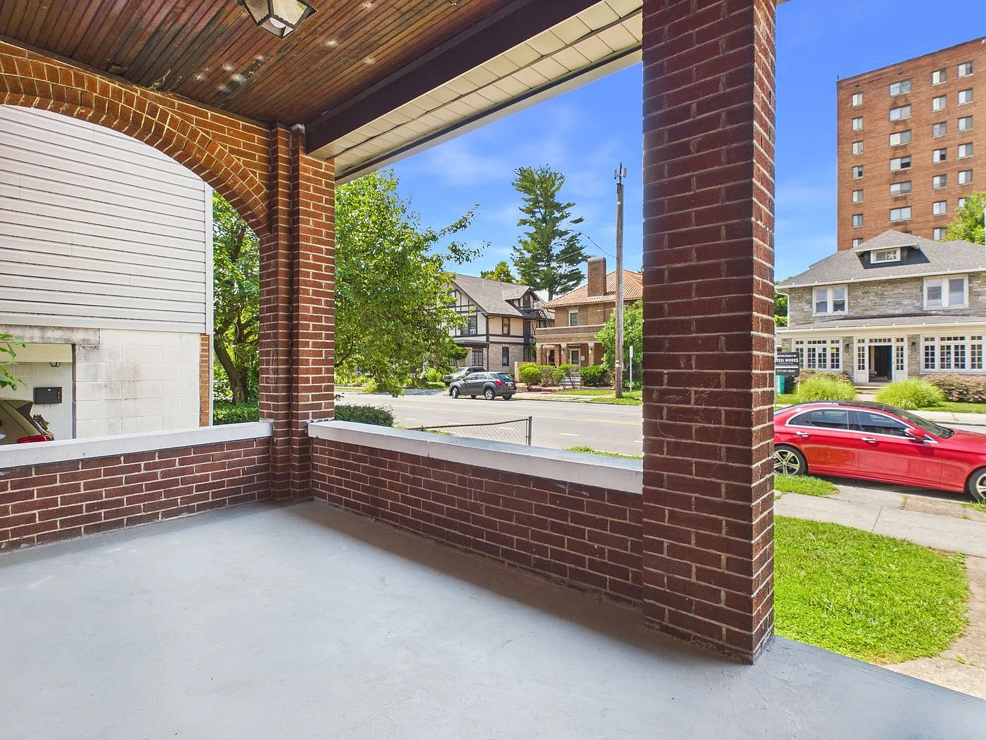 Large 3 Bedroom on 2nd St — Photo 3