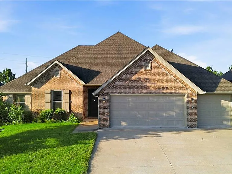 1340 Sweetbriar Cir — Photo 1