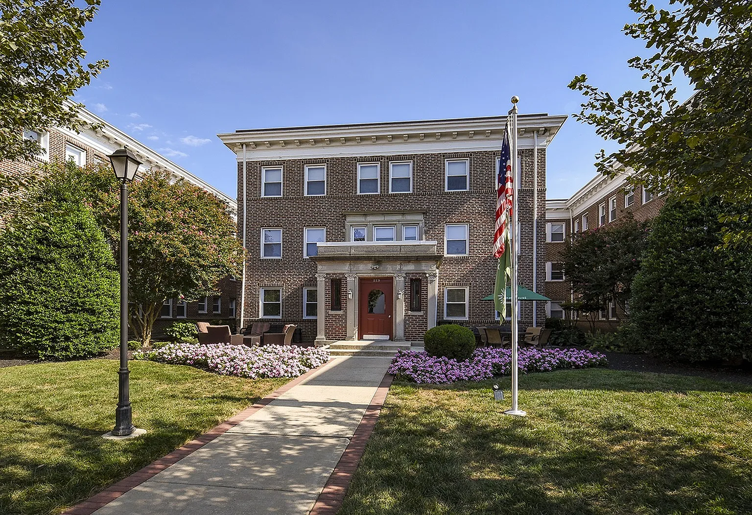 Suburban Court Apartments — Photo 3
