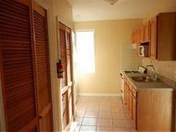2nd image of 479 Mercer St #2