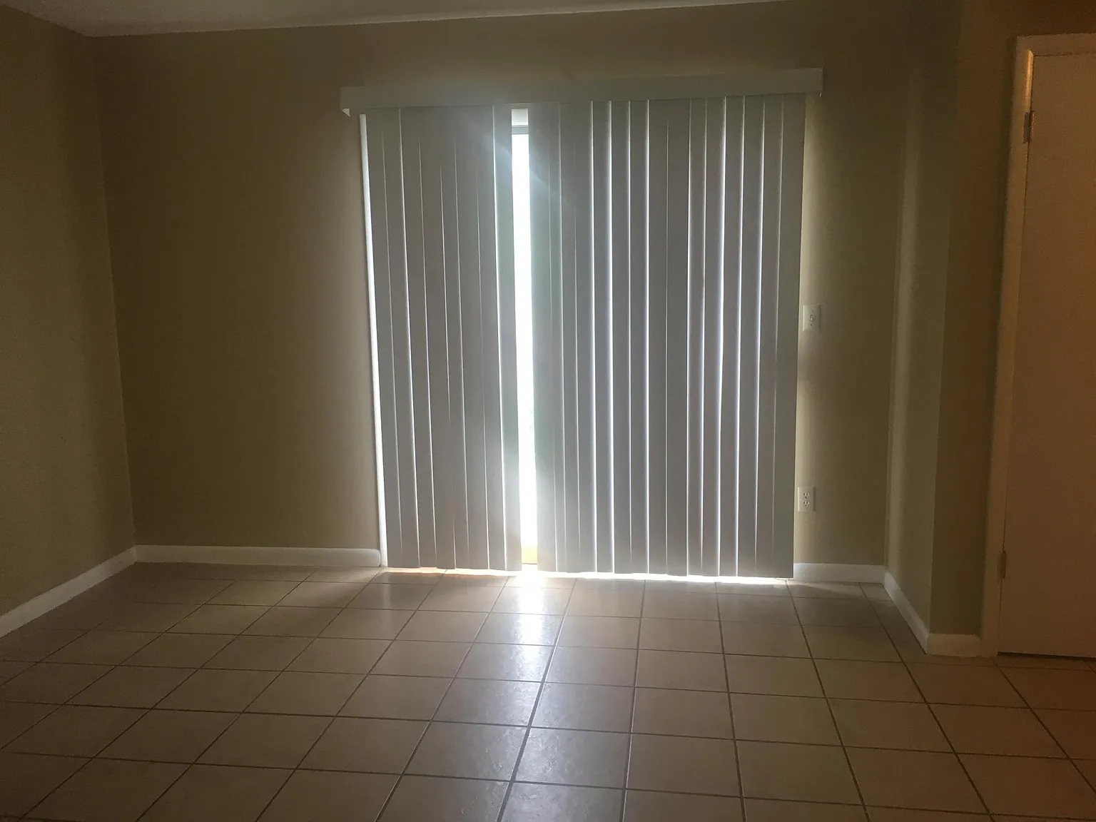 834 N Lola Ln — Photo 4
