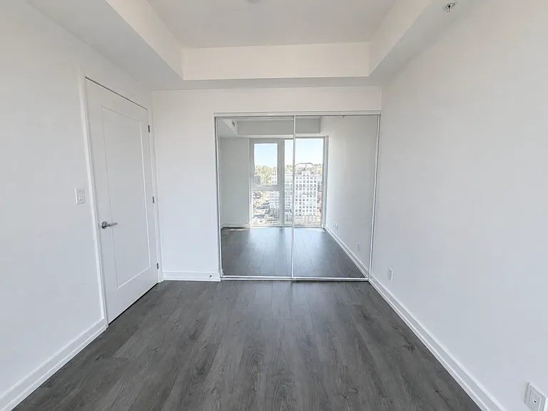 75 James St S #1423 — Photo 4