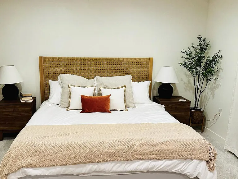 Kingbed in guest room