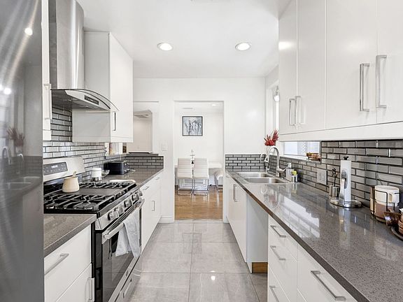3rd image of 11118 Emelita St