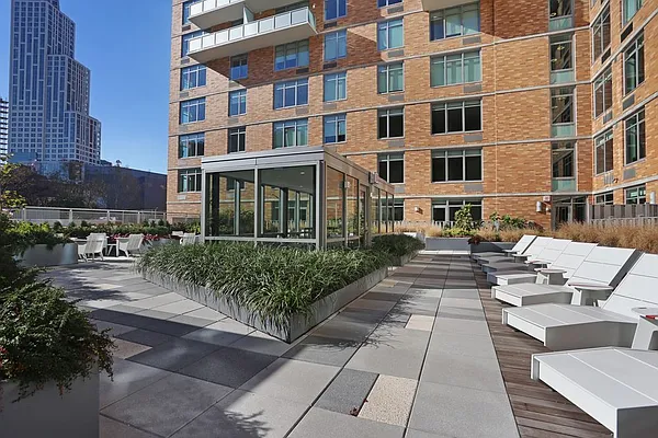 Rented by Red Apple Group | media 32