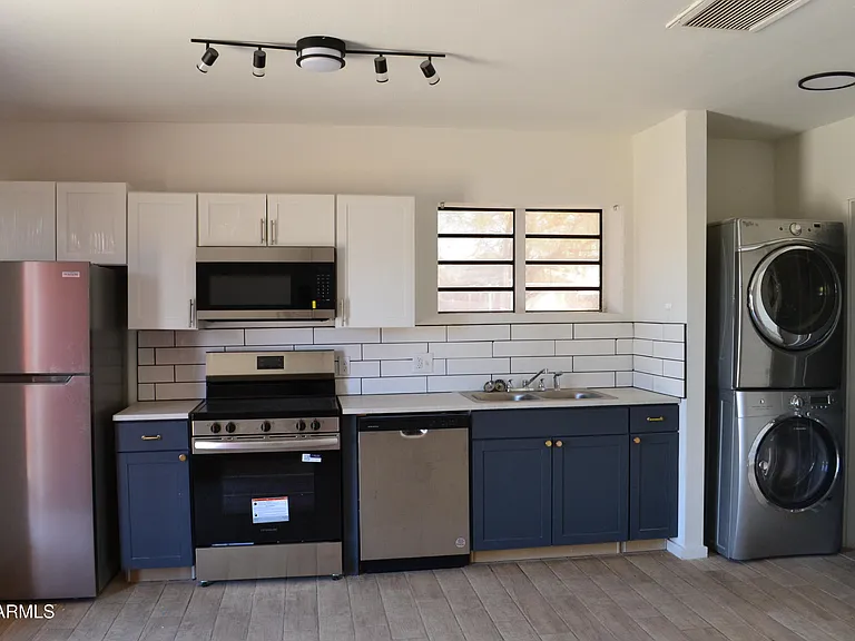 711 E 4th St #711 — Photo 3