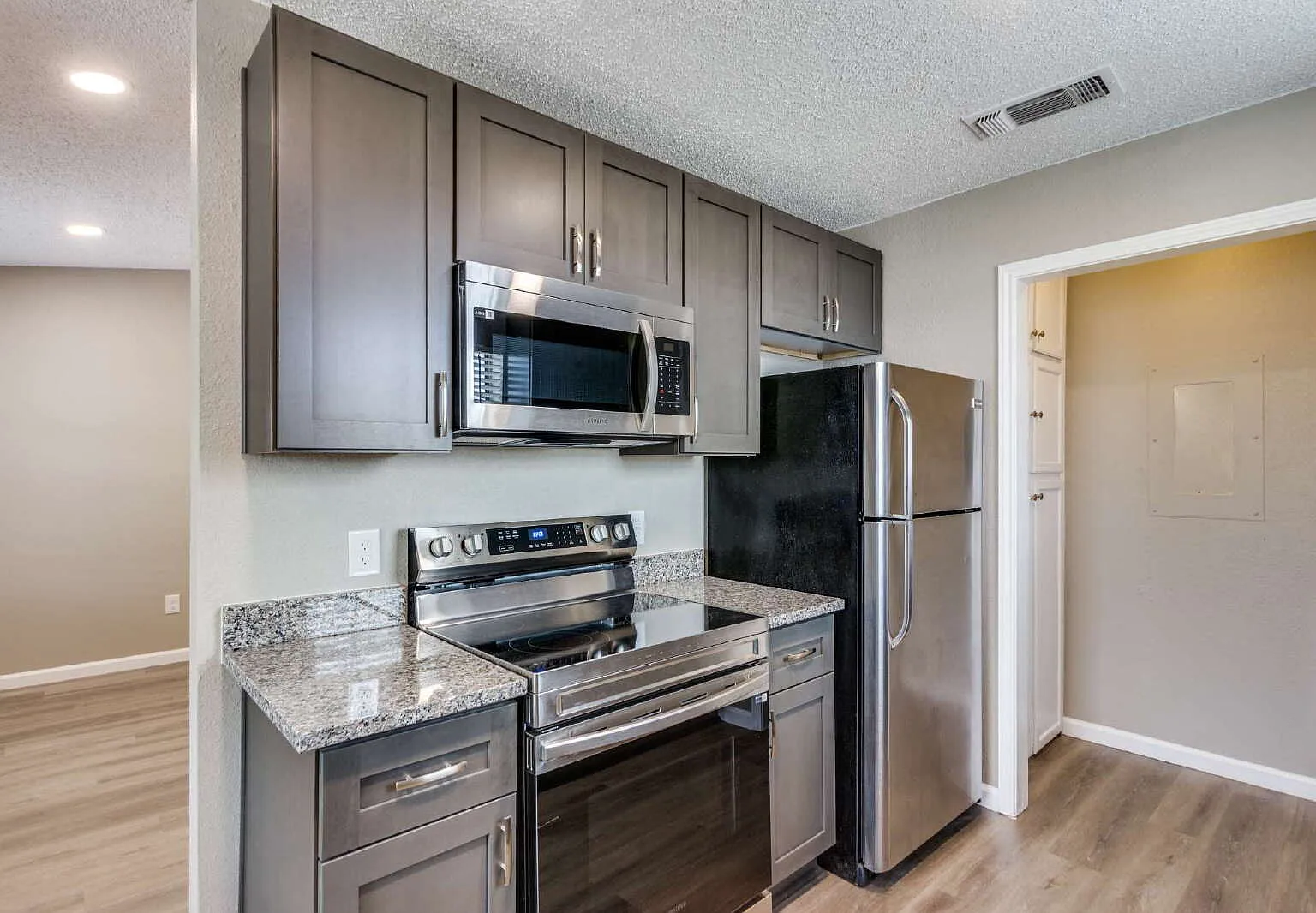 2 bed, 1.0 bath, 830 sqft, $1,250 — Photo 1