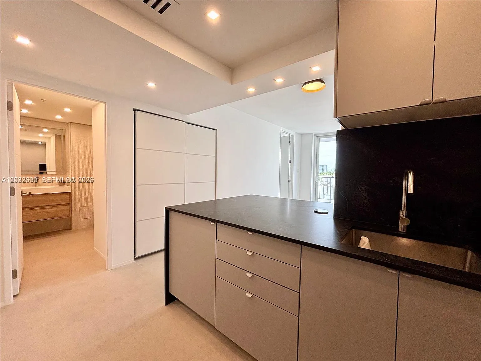 Clearview Towers Condo — Photo 2