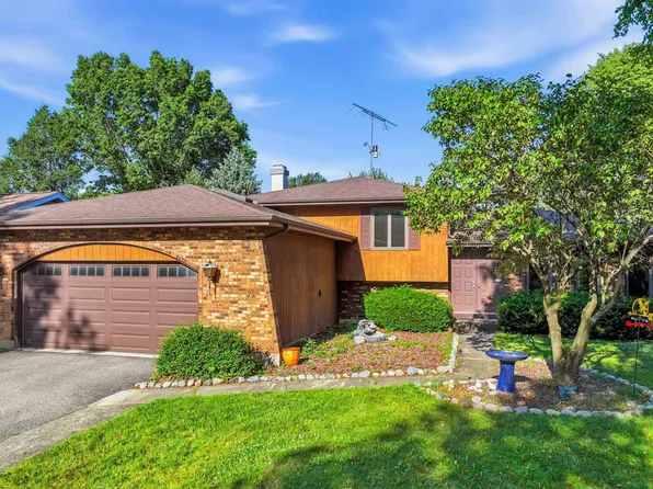 915 Carriage Dr, Algonquin, IL 60102