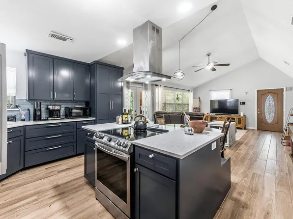 2217 Shannon Dr, Huntsville, TX 77320