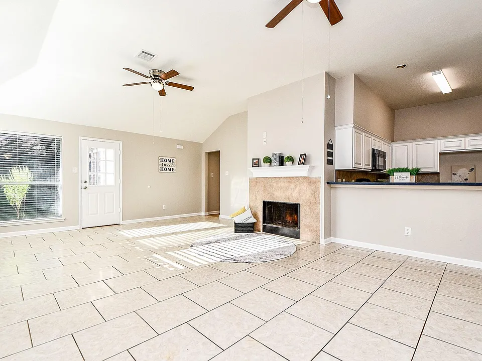 1307 E April Rain Ct