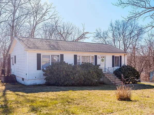 62 Red Oak Ln, Southbridge, MA 01550