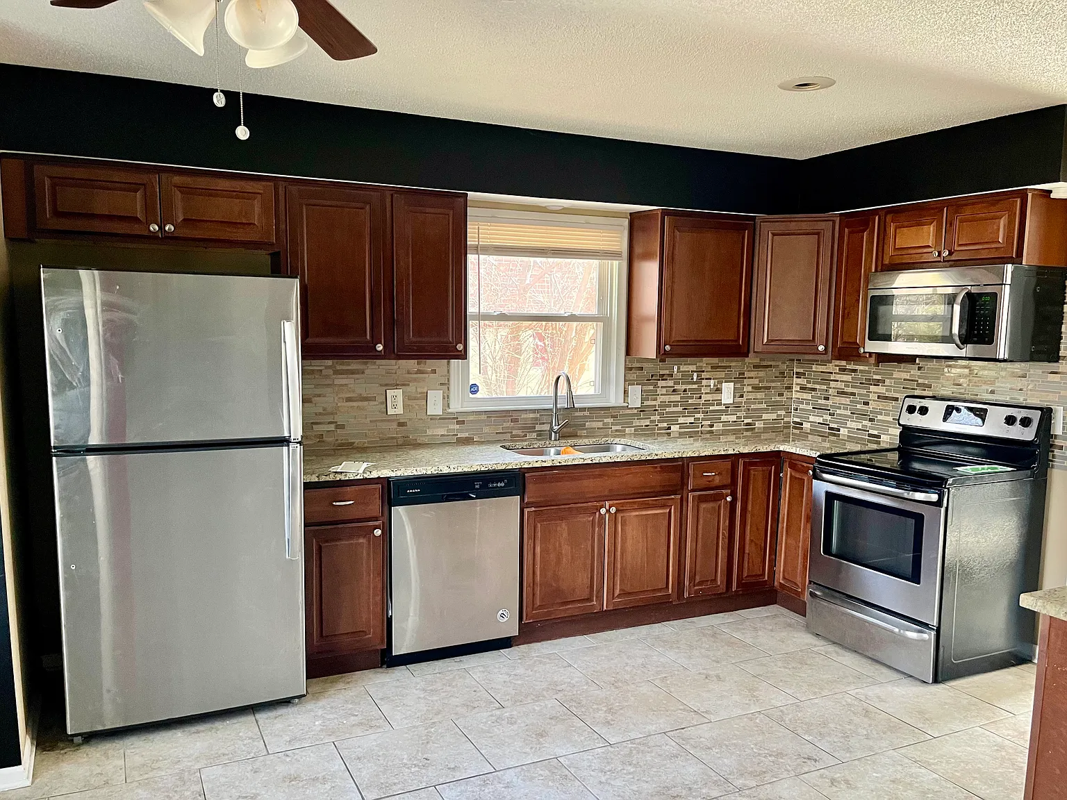 4 bed, 1900 sqft, $2,200 — Photo 3