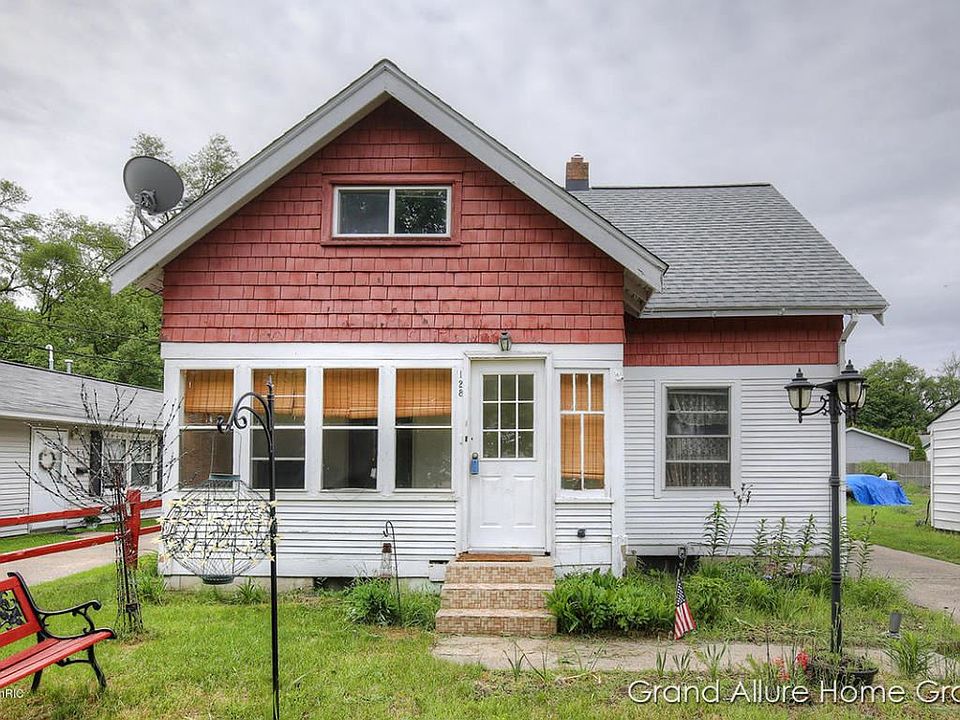 1st image of 128 Burt St SE