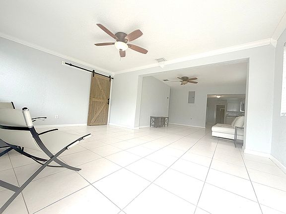 3rd image of 324 SW 22nd St #A