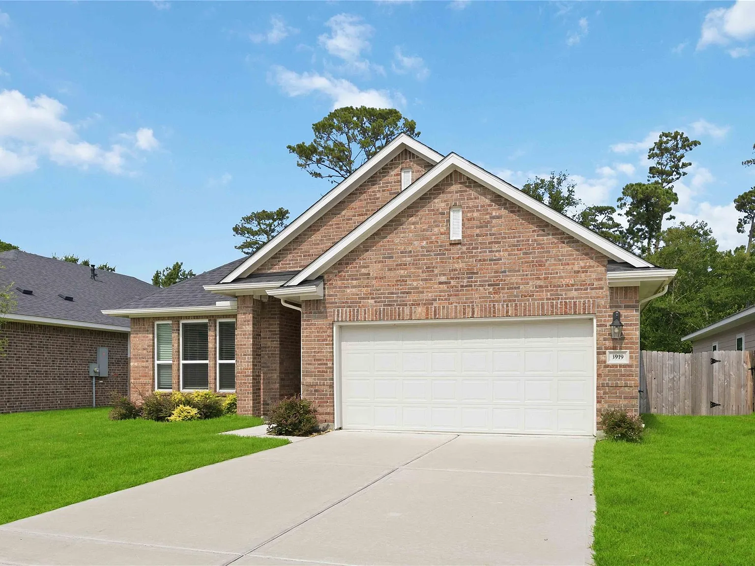3 bed, 2.0 bath, 1556 sqft, $2,300 — Photo 2