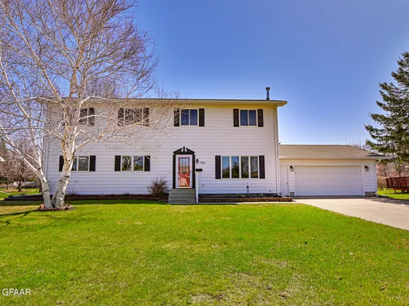 921 9th Ave SE, East Grand Forks, MN 56721