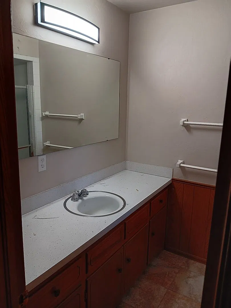 Clean 3 bed 2 bath brick home with garage and shop for lease — Photo 4