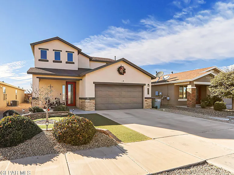 3921 Desert Dunes Dr — Photo 2
