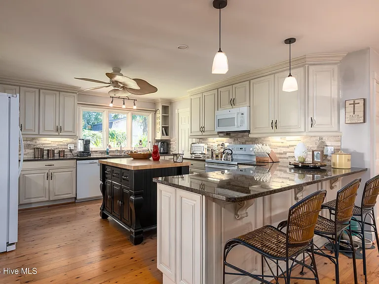 810 Madam Moores Ln #A — Photo 16