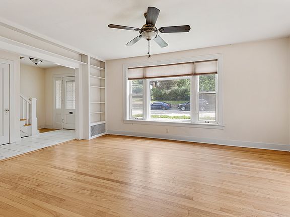 3rd image of 107 N Van Buren St