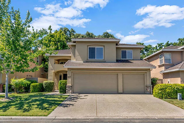 1018 Eileen Way photo 1