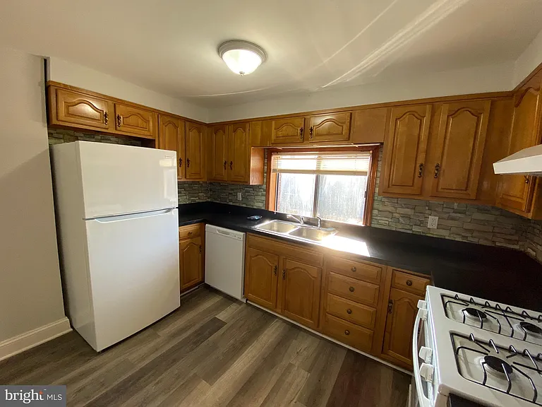 338 Gusryan St — Photo 8