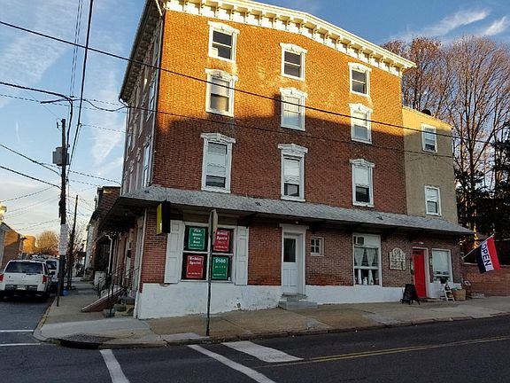 4th image of 264 Walnut St APT 3