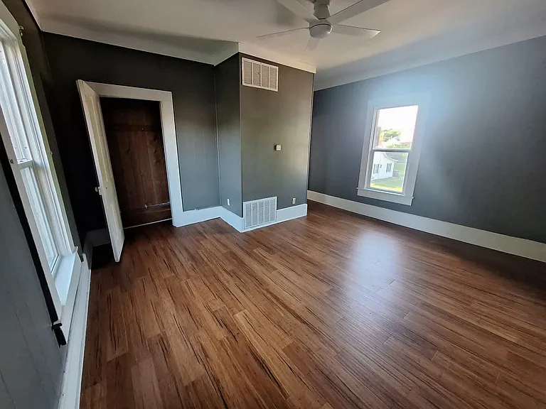 265 W 2nd St #B — Photo 4