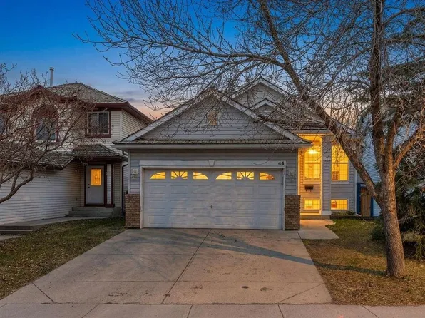 44 Douglas Glen Cres SE, Calgary, AB T2Z 3M6