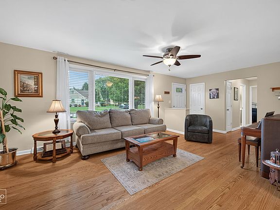 3rd image of 606 Banbury Ct