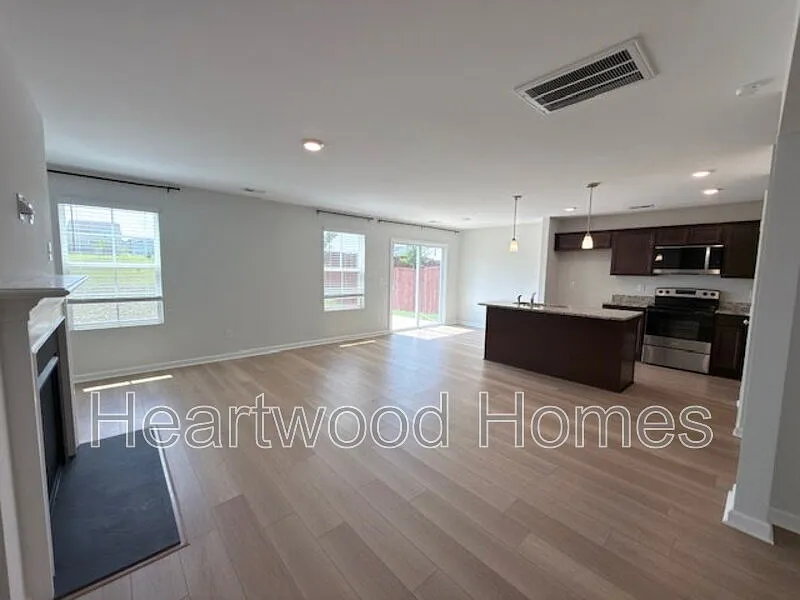 3 bed, 2.5 bath, 1962 sqft, $2,200 — Photo 3