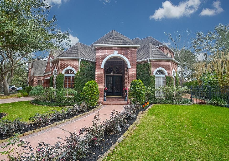 1st image of 21 Ambleside Crescent Dr