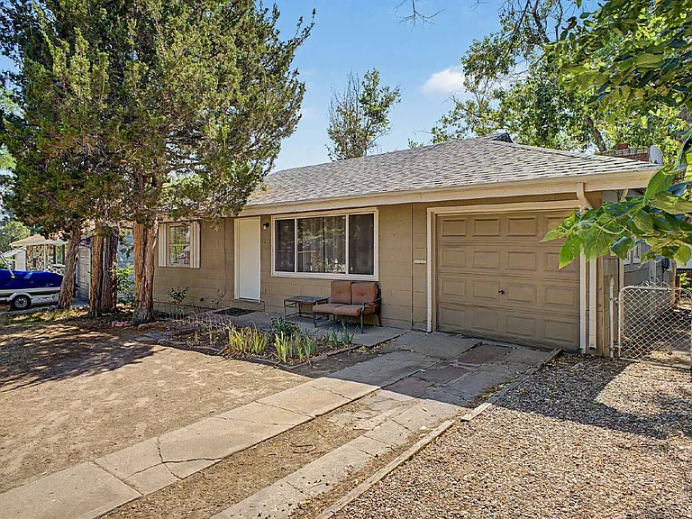 1230 S Grape St — Photo 3