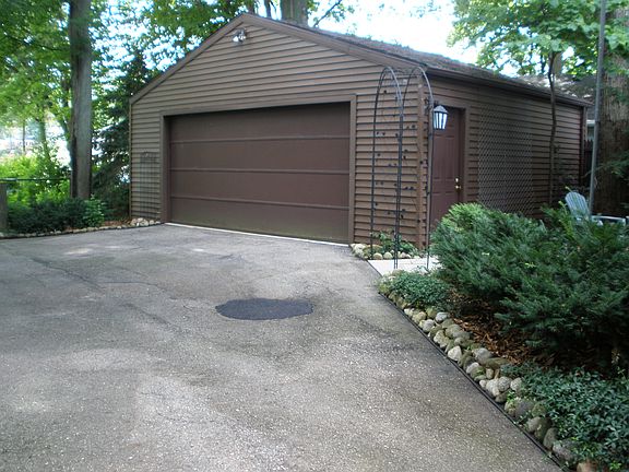 Oversized 2-Car Garage