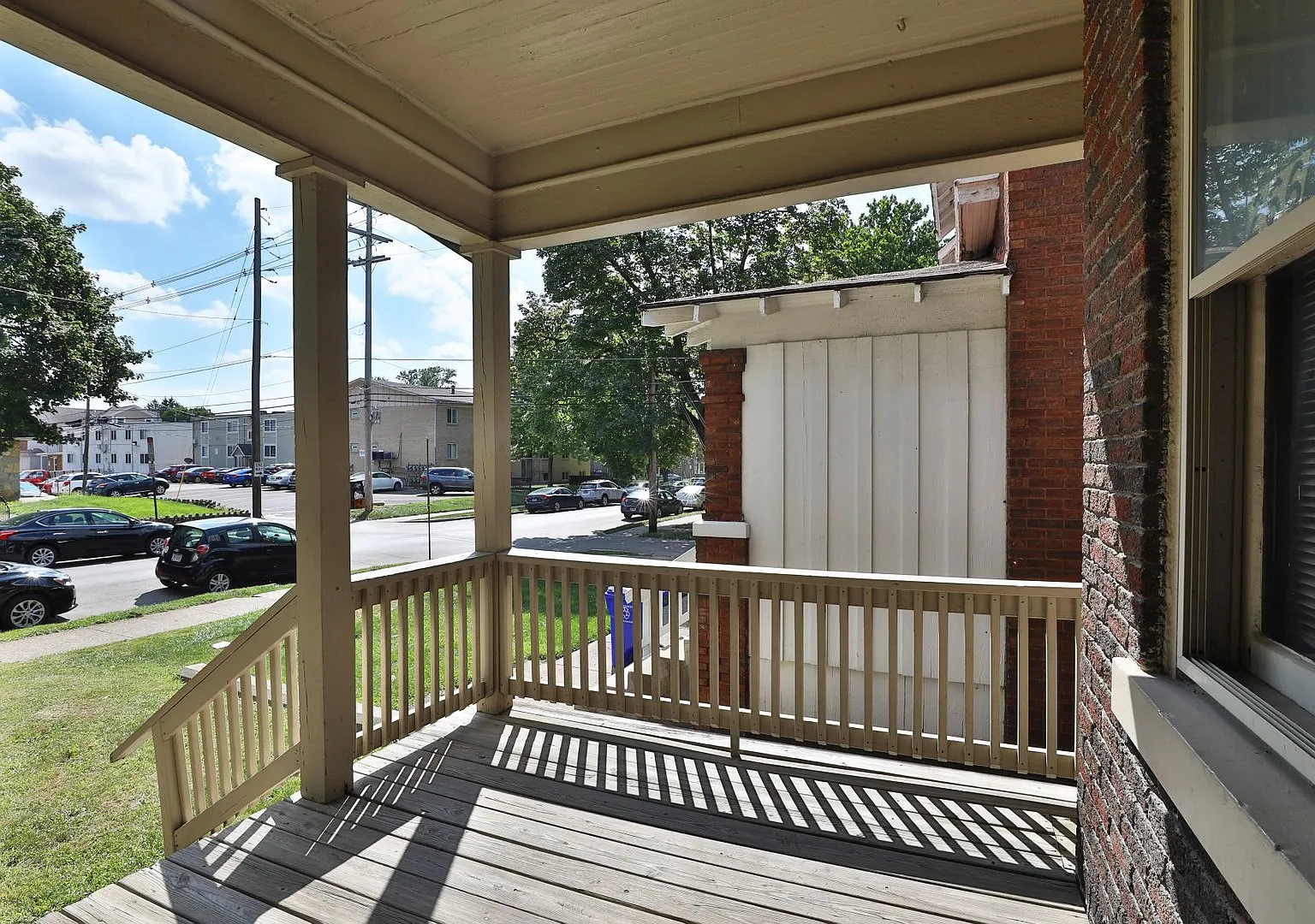 Central Campus - LARGE 4 Bedroom House with off-street parking — Photo 4