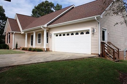3rd image of 218 Valley Creek Dr