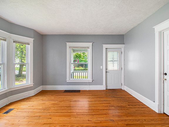 3rd image of 1015 Pine Ave NW