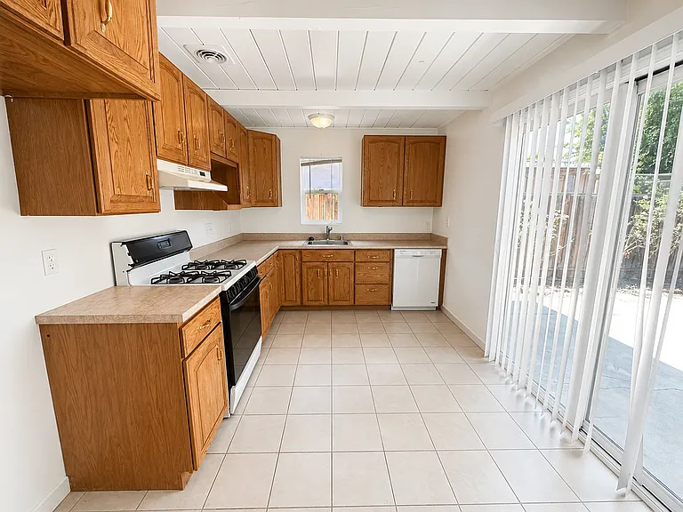 272 Donner Ave — Photo 3