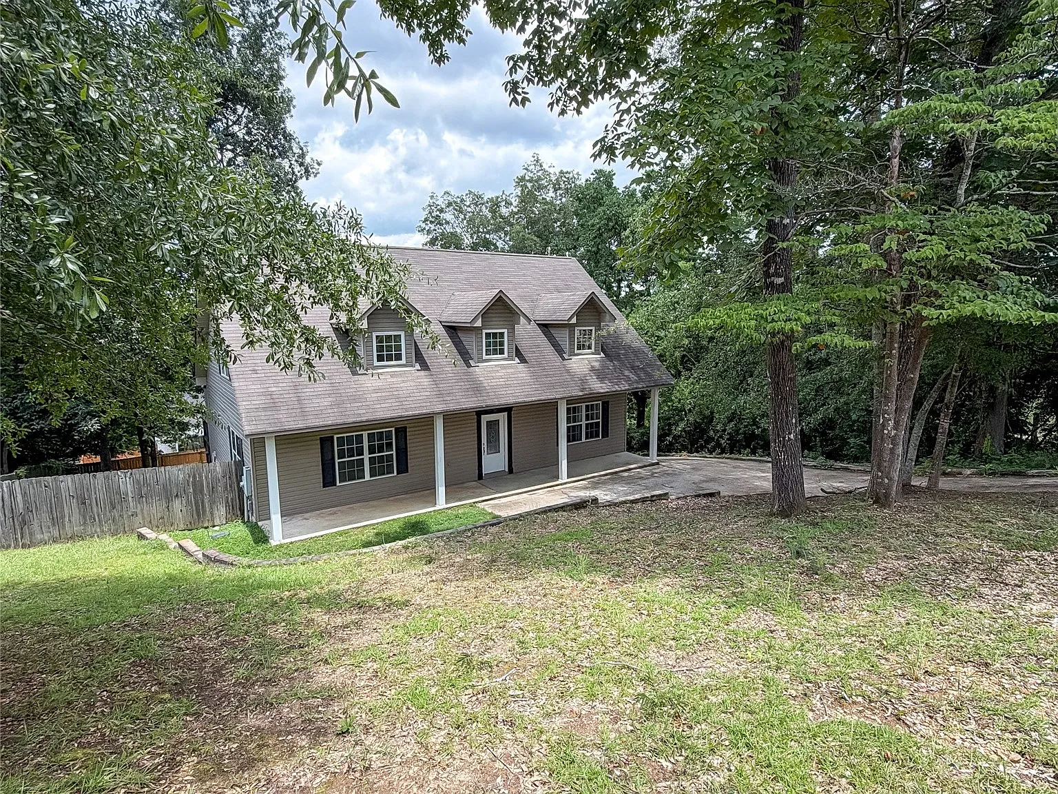 4 bed, 3.5 bath, 2208 sqft, $2,100 — Photo 1