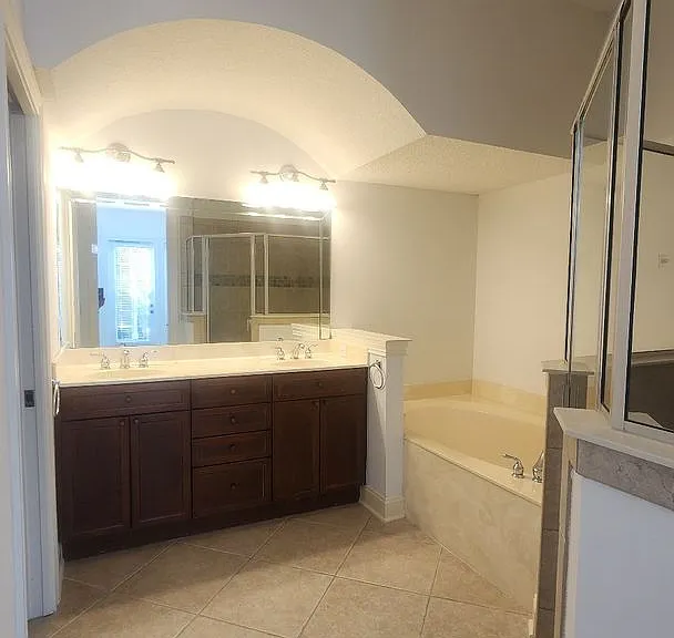 654 South Loop Pkwy — Photo 16