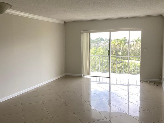 4th image of 950 Hillcrest Dr APT 304